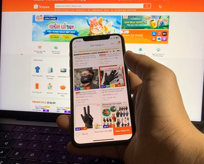 Người dân mua bán hàng online. Ảnh: Anh Vũ