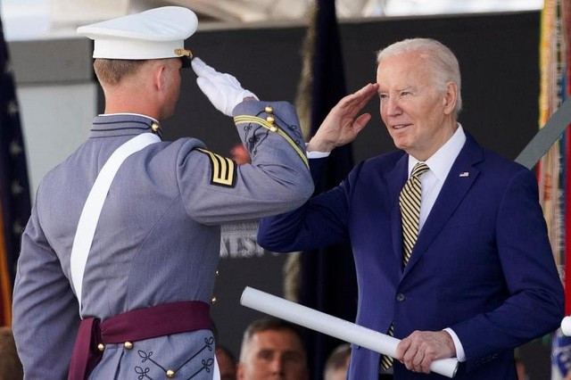 Tổng thống Joe Biden trao bằng tốt nghiệp cho học viên tại Học viện Quân sự West Point, New York - Mỹ vào ngày 25-5. Ảnh: Reuters Tổng thống Joe Biden trao bằng tốt nghiệp cho học viên tại Học viện Quân sự West Point, New York - Mỹ vào ngày 25-5. Ảnh: Reuters