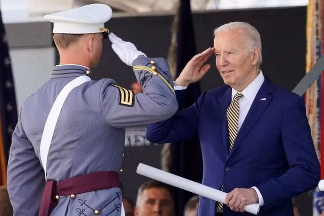 Tổng thống Joe Biden trao bằng tốt nghiệp cho học viên tại Học viện Quân sự West Point, New York - Mỹ vào ngày 25-5. Ảnh: Reuters