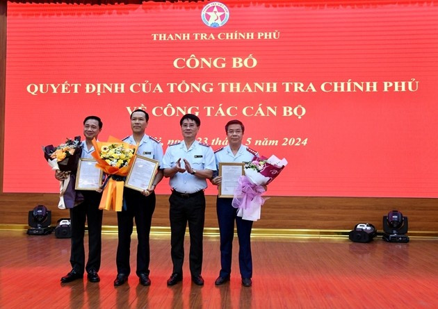 Phó Tổng Thanh tra Lê Sỹ Bảy trao quyết định bổ nhiệm cho tân Phó Cục trưởng Cục IV và tân Phó Cục trưởng Cục II. Phó Tổng Thanh tra Lê Sỹ Bảy trao quyết định bổ nhiệm cho tân Phó Cục trưởng Cục IV và tân Phó Cục trưởng Cục II.