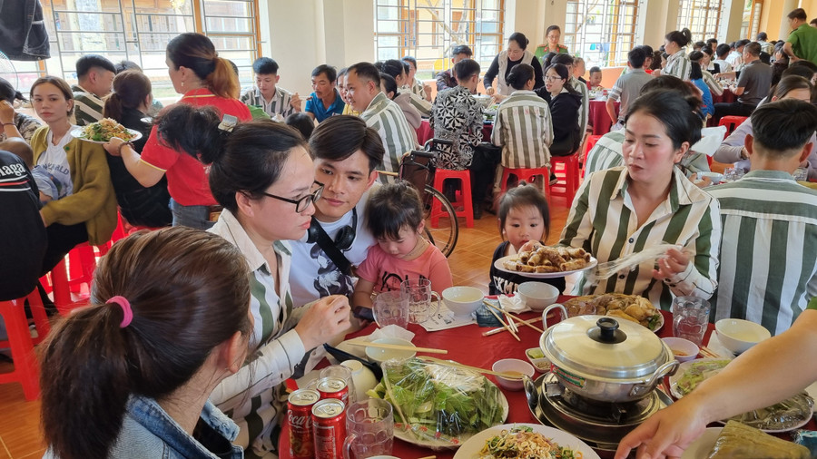 Niềm vui của phạm nhân cùng gia đình trong bữa cơm Tất niên. Ảnh: H.P