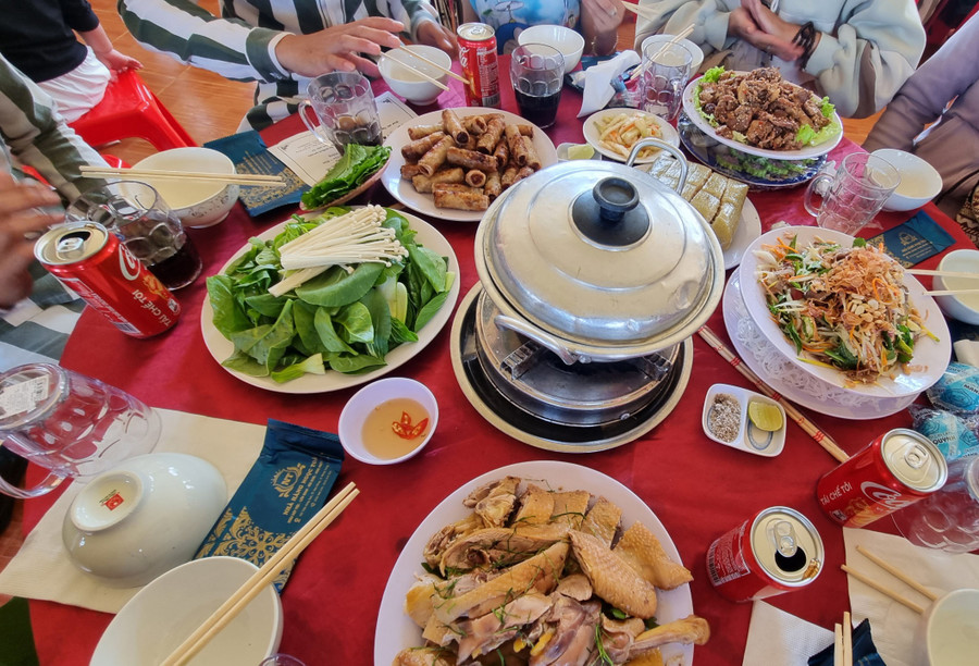 Các mâm cỗ được trang bị đủ đầy với bánh chưng, gà luộc, lẩu hải sản, dưa món, chả ram, thịt nướng, chân giò nấu măng và những lon nước ngọt. Ảnh: H.P