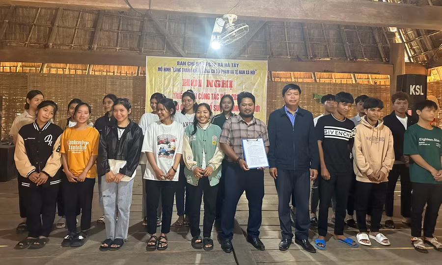 Ban Chỉ đạo phòng-chống tội phạm xã Hà Tây trao quyết định kết nạp thành viên mới vào mô hình. Ảnh: K.P