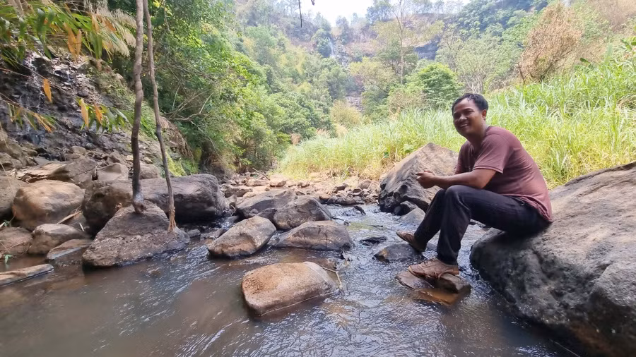 Đến nơi đây, du khách có thể ngồi nghỉ trên những phiến đá nằm dưới những bóng cây rừng, lắng nghe tiếng nước chảy, tiếng chim hót sẽ thấy lòng thanh thản, mọi mệt nhọc thường ngày dường như được xua tan.