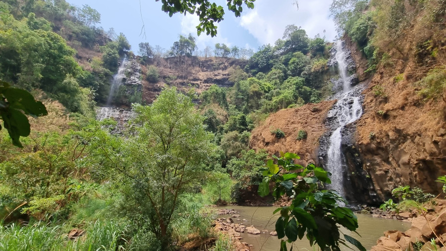 Tên gọi thác Đôi có lẽ xuất phát từ 2 dòng nước đổ từ trên cao xuống. Tên gọi thác Đôi có lẽ xuất phát từ 2 dòng nước đổ từ trên cao xuống.