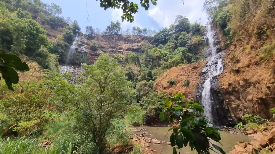 Tên gọi thác Đôi có lẽ xuất phát từ 2 dòng nước đổ từ trên cao xuống. Tên gọi thác Đôi có lẽ xuất phát từ 2 dòng nước đổ từ trên cao xuống.