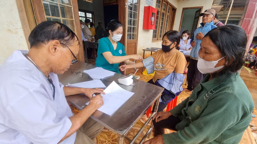 Đội ngũ y-bác sĩ của Trung tâm y tế huyện Đak Đoa tư vấn, khám bệnh cho người dân. Ảnh: Hà Phương