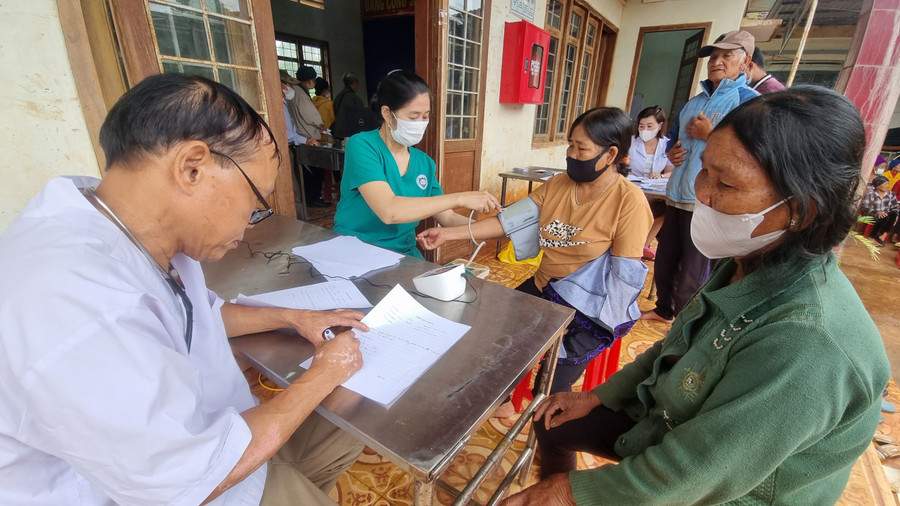 Đội ngũ y-bác sĩ của Trung tâm y tế huyện Đak Đoa tư vấn, khám bệnh cho người dân. Ảnh: Hà Phương