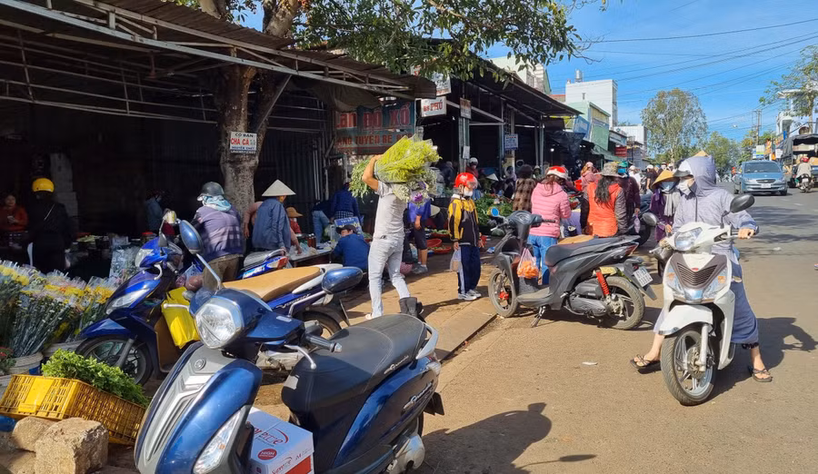 Người dân khi đi chợ cần đề cao cảnh giác. Ảnh: Hà Phương