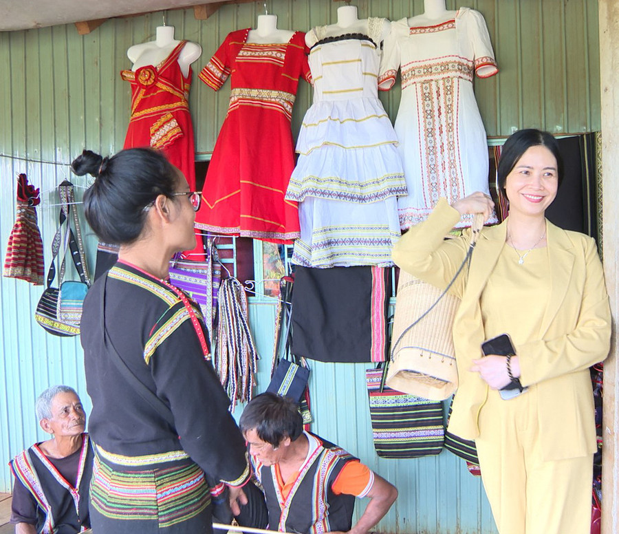 Du khách hào hứng với các sản phẩm thủ công truyền thống của đồng bào Jrai tại xã Ia Mơ Nông.