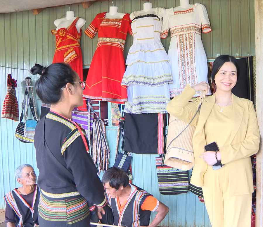Du khách hào hứng với các sản phẩm thủ công truyền thống của đồng bào Jrai tại xã Ia Mơ Nông.