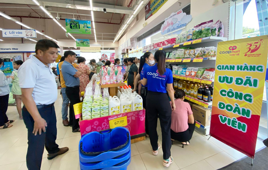 Thông qua chương trình ký kết giúp đoàn viên công đoàn và người lao động trên địa bàn huyện Chư Sê tiếp cận các sản phẩm chất lượng với giá tốt nhất. Ảnh: K.P