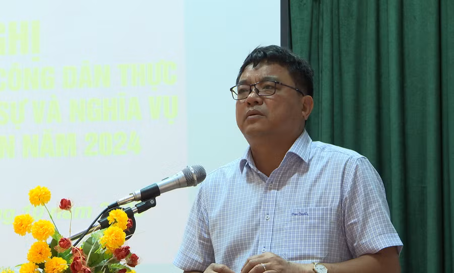 Ông Nay Kiên-Chủ tịch UBND huyện, Chủ tịch Hội đồng Nghĩa vụ Quân sự huyện phát biểu tại hội nghị. Ảnh: Văn Đại