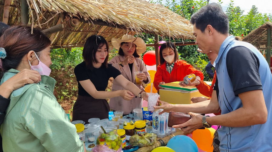 Gian hàng giải khát giúp "hạ nhiệt" cho du khách trên đường lên đỉnh Pờ Yầu.