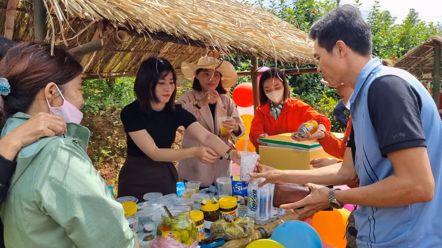 Gian hàng giải khát giúp "hạ nhiệt" cho du khách trên đường lên đỉnh Pờ Yầu.