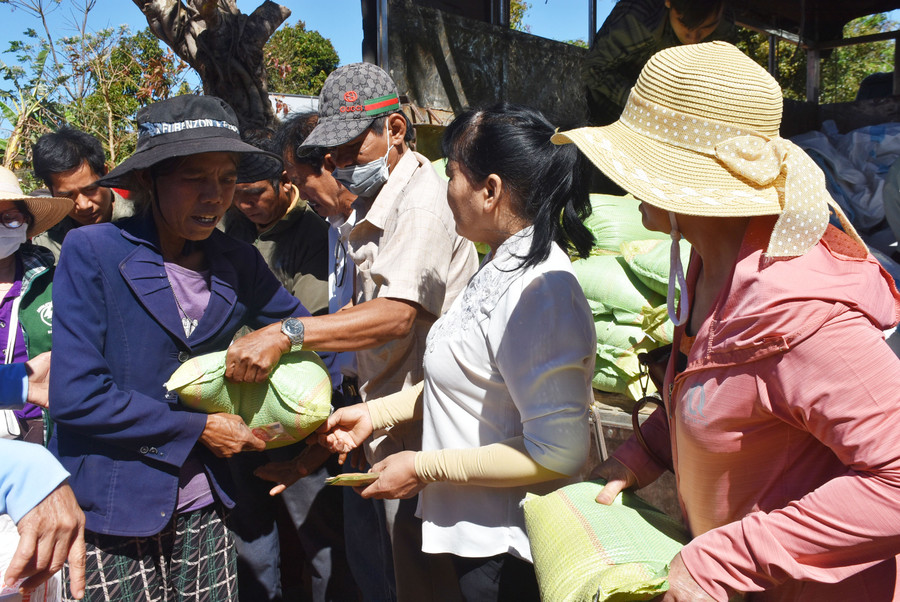 Chi hội từ thiện Hồng Lạc tặng quà cho người dân có hoàn cảnh khó khăn tại xã Ia Băng. Ảnh: Hà Phương Chi hội từ thiện Hồng Lạc tặng quà cho người dân có hoàn cảnh khó khăn tại xã Ia Băng. Ảnh: Hà Phương