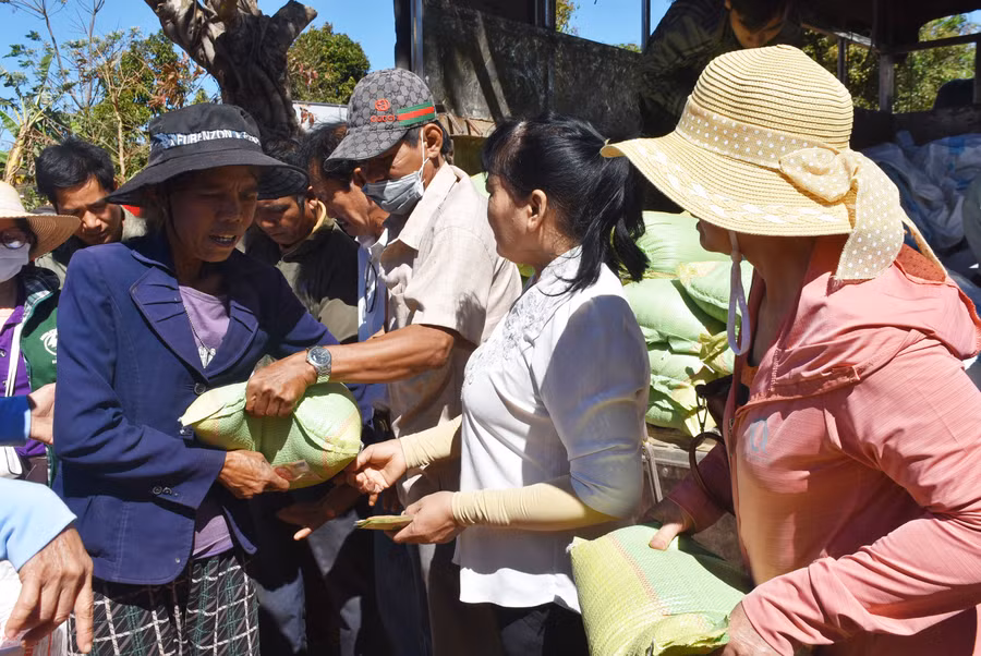 Chi hội từ thiện Hồng Lạc tặng quà cho người dân có hoàn cảnh khó khăn tại xã Ia Băng. Ảnh: Hà Phương