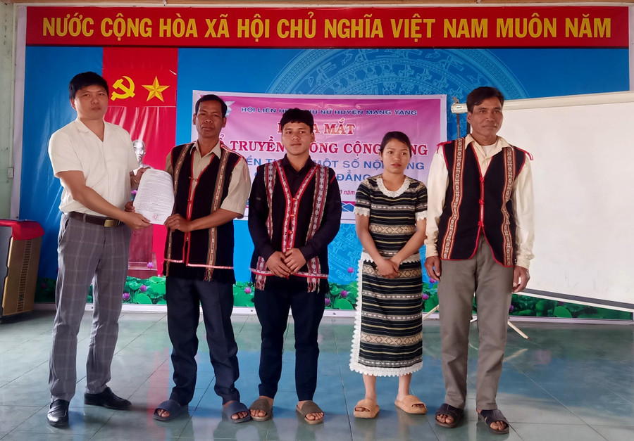 Các thành viên Tổ truyền thông cộng đồng tại làng Đak Trang. Ảnh: Văn Toàn Các thành viên Tổ truyền thông cộng đồng tại làng Đak Trang. Ảnh: Văn Toàn