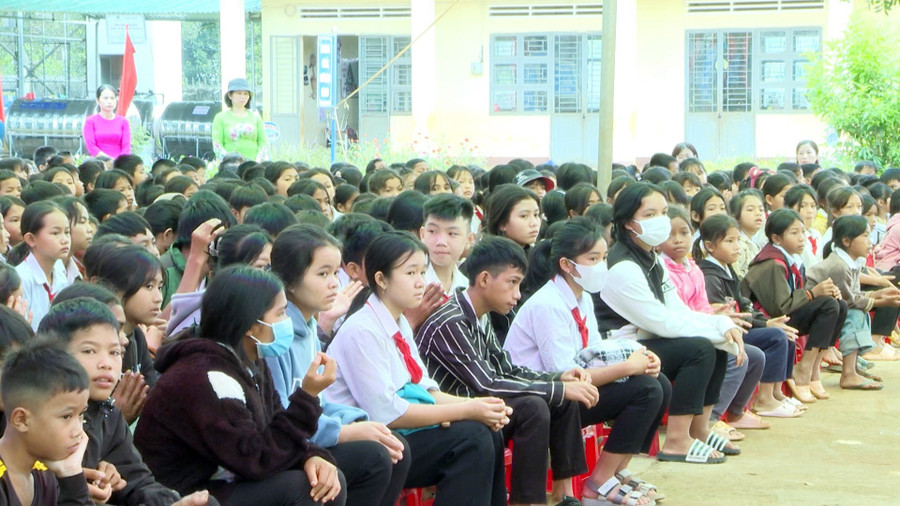 Đông đảo học sinh tham gia lễ phát động Tháng hành động vì trẻ em năm 2023. Ảnh: Văn Đại Đông đảo học sinh tham gia lễ phát động Tháng hành động vì trẻ em năm 2023. Ảnh: Văn Đại