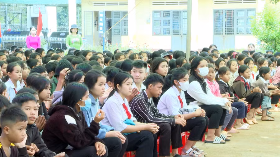 Đông đảo học sinh tham gia lễ phát động Tháng hành động vì trẻ em năm 2023. Ảnh: Văn Đại