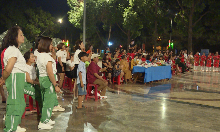 Các tiết mục dân vũ đã để lại nhiều ấn tượng cho khán giả. Ảnh: V.Đ Các tiết mục dân vũ đã để lại nhiều ấn tượng cho khán giả. Ảnh: V.Đ