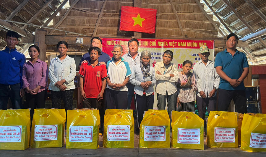 Ban Quản lý các dự án đầu tư xây dựng huyện Chư Păh trao quà cho các gia đình có hoàn cảnh khó khăn tại làng Kon Kơ Mŏ. Ảnh: V.Đ Ban Quản lý các dự án đầu tư xây dựng huyện Chư Păh trao quà cho các gia đình có hoàn cảnh khó khăn tại làng Kon Kơ Mŏ. Ảnh: V.Đ