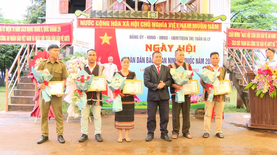 Đại diện lãnh đạo thị trấn Ia Ly khen thưởng các cá nhân đã có thành tích xuất sắc trong phong trào toàn dân bảo vệ an ninh Tổ quốc năm 2023. Ảnh: Văn Đại