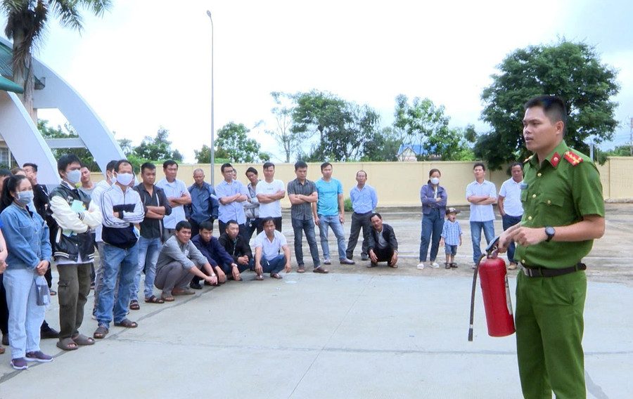 Hướng dẫn sử dụng bình chữa cháy. Ảnh: Văn Đại Hướng dẫn sử dụng bình chữa cháy. Ảnh: Văn Đại