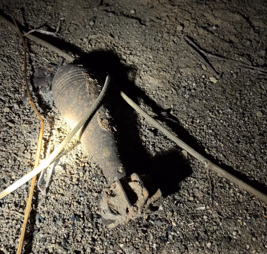 Đầu đạn từ thời kỳ kháng chiến chống Mỹ được tìm thấy trong hang đá. Ảnh: Hà Phương