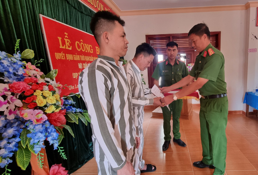 Thượng tá Phạm Khắc Trung-Phó Bí thư Đảng ủy, Phó Giám thị phụ trách công tác giáo dục phạm nhân Trại giam Gia Trung trao quyết định giảm án cho phạm nhân. Ảnh: H.P