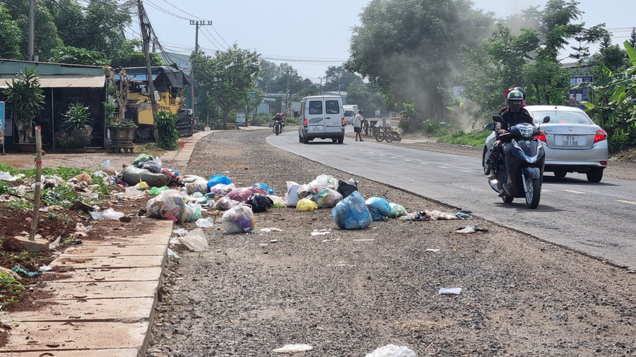 Rác thải vứt bừa bãi trên tuyến tỉnh lộ 664 (đoạn thuộc làng Klăh 2, xã Ia Dêr, huyện Ia Grai). Ảnh: Hà Phương