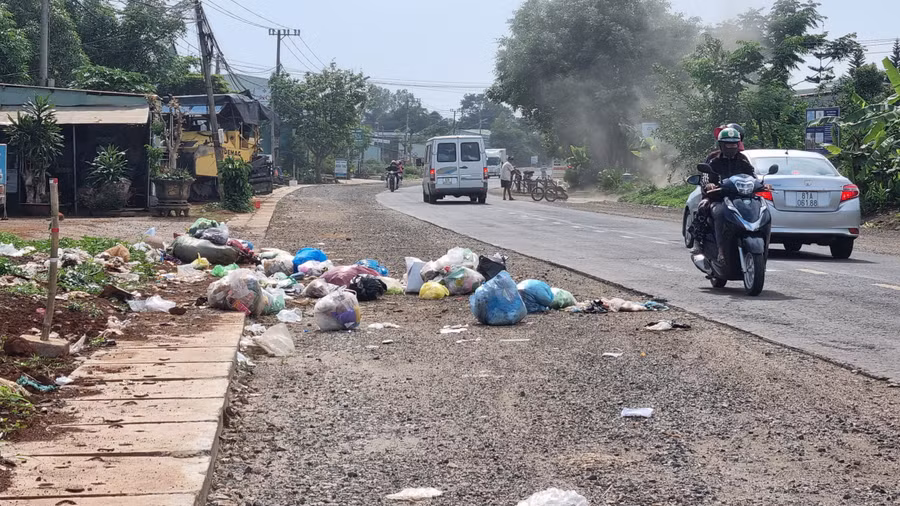 Rác thải vứt bừa bãi trên tuyến tỉnh lộ 664 (đoạn thuộc làng Klăh 2, xã Ia Dêr, huyện Ia Grai). Ảnh: Hà Phương