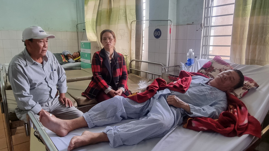 Tài xế Nguyễn Tú Sinh đang nằm điều trị tại Bệnh viện Đa khoa tỉnh Gia Lai. Ảnh: Hà Phương Tài xế Nguyễn Tú Sinh đang nằm điều trị tại Bệnh viện Đa khoa tỉnh Gia Lai. Ảnh: Hà Phương