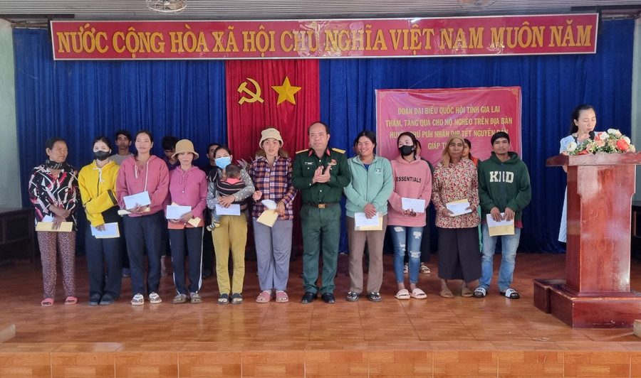 Những phần quà giúp các gia đình có hoàn cảnh khó khăn đón Tết cổ truyền vui tươi, ấm áp hơn. Ảnh: H.P Những phần quà giúp các gia đình có hoàn cảnh khó khăn đón Tết cổ truyền vui tươi, ấm áp hơn. Ảnh: H.P