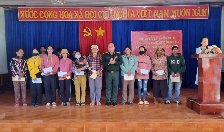 Những phần quà giúp các gia đình có hoàn cảnh khó khăn đón Tết cổ truyền vui tươi, ấm áp hơn. Ảnh: H.P