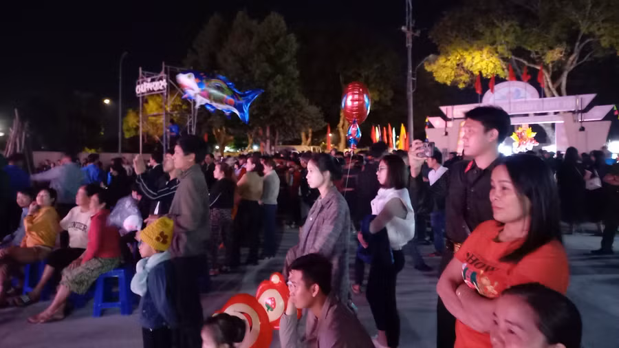 Đông đảo người dân đến chung vui cùng các tân binh tại hội trại. Đông đảo người dân đến chung vui cùng các tân binh tại hội trại.