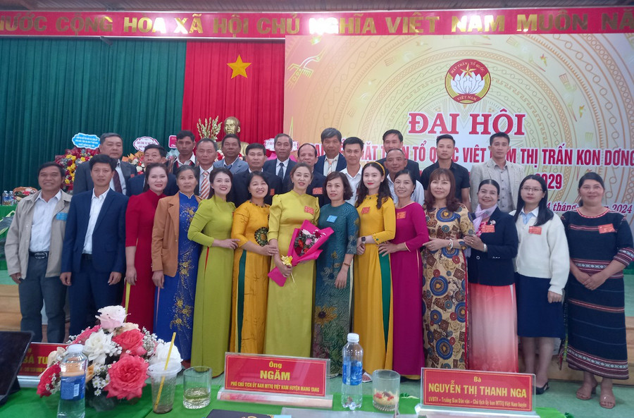 Ủy ban MTTQ Việt Nam thị trấn Kon Dơng khóa VI (nhiệm kỳ 2024-2029) ra mắt tại đại hội. Ảnh: H.P Ủy ban MTTQ Việt Nam thị trấn Kon Dơng khóa VI (nhiệm kỳ 2024-2029) ra mắt tại đại hội. Ảnh: H.P