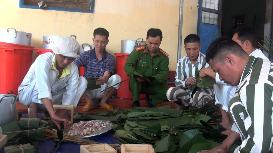 Cán bộ quản giáo cùng các phạm nhân gói bánh chưng chuẩn bị đón Tết. Ảnh: Hà Phương