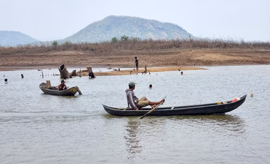 Ngoài việc bắt hến, tại khu vực này cũng có nhiều người chèo xuồng thả lưới bắt cá.