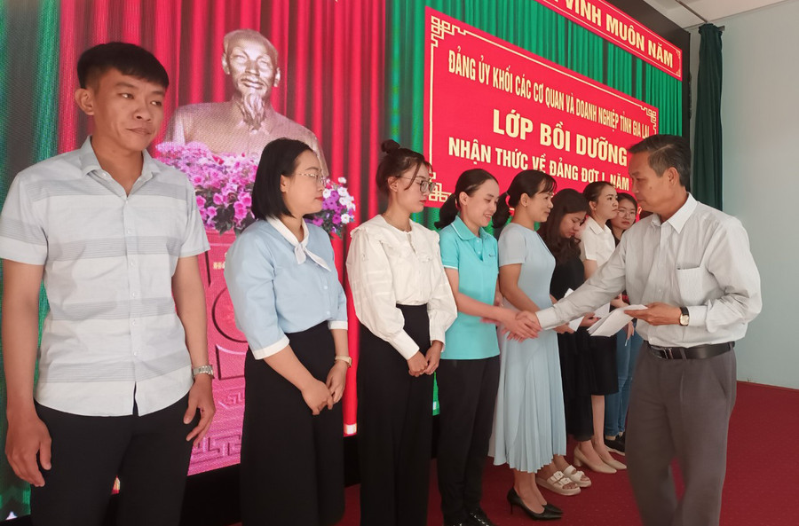 Đảng ủy Khối các Cơ quan và Doanh nghiệp tỉnh khen thưởng 12 học viên đạt thành tích xuất sắc tại khóa học. Ảnh: Thùy Trân