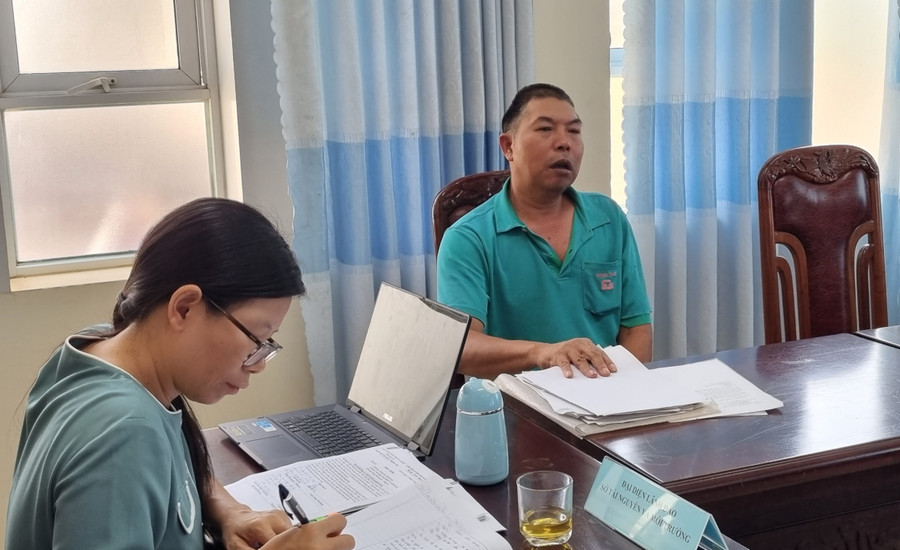 Công dân Đàm Văn Hiếu (xã Ia Mláh, huyện Krông Pa; bìa phải) nêu kiến nghị tại buổi tiếp công dân. Ảnh: H.P