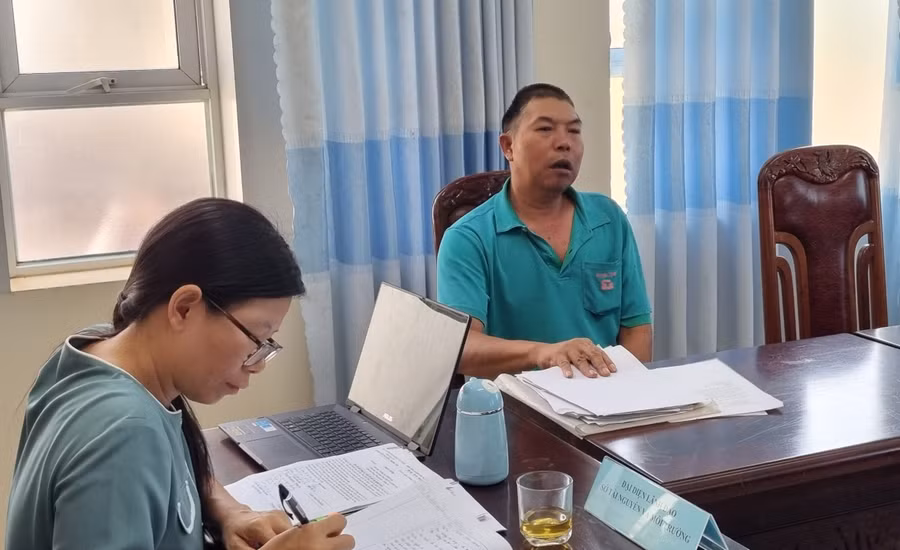 Công dân Đàm Văn Hiếu (xã Ia Mláh, huyện Krông Pa; bìa phải) nêu kiến nghị tại buổi tiếp công dân. Ảnh: H.P