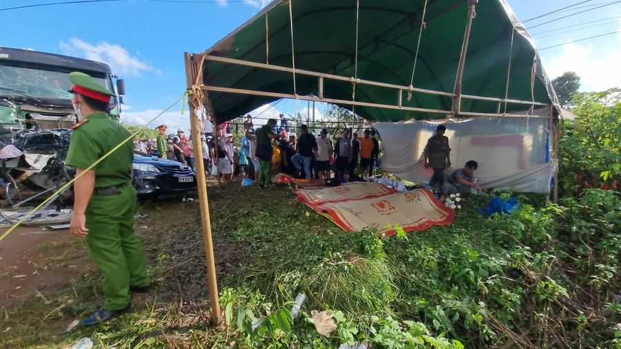 Vụ tai nạn làm 3 người ngồi trên xe ô tô con tử vong tại chỗ. Ảnh: Hà Phương