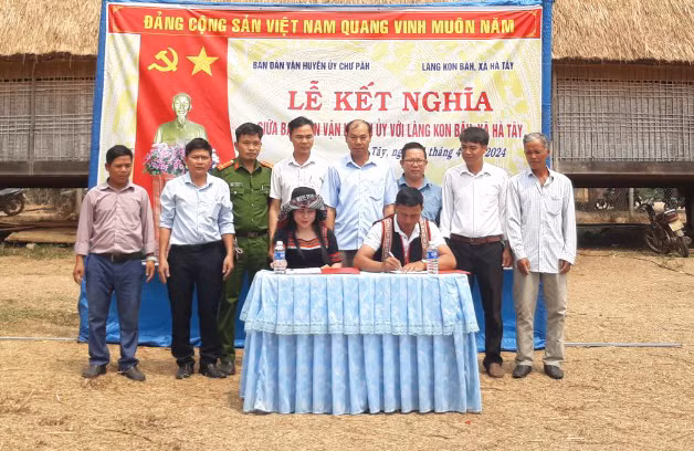 Đại diện Ban Dân vận Huyện ủy Chư Păh và làng Kon Băh ký kết bản giao ước kết nghĩa. Ảnh: K.P Đại diện Ban Dân vận Huyện ủy Chư Păh và làng Kon Băh ký kết bản giao ước kết nghĩa. Ảnh: K.P