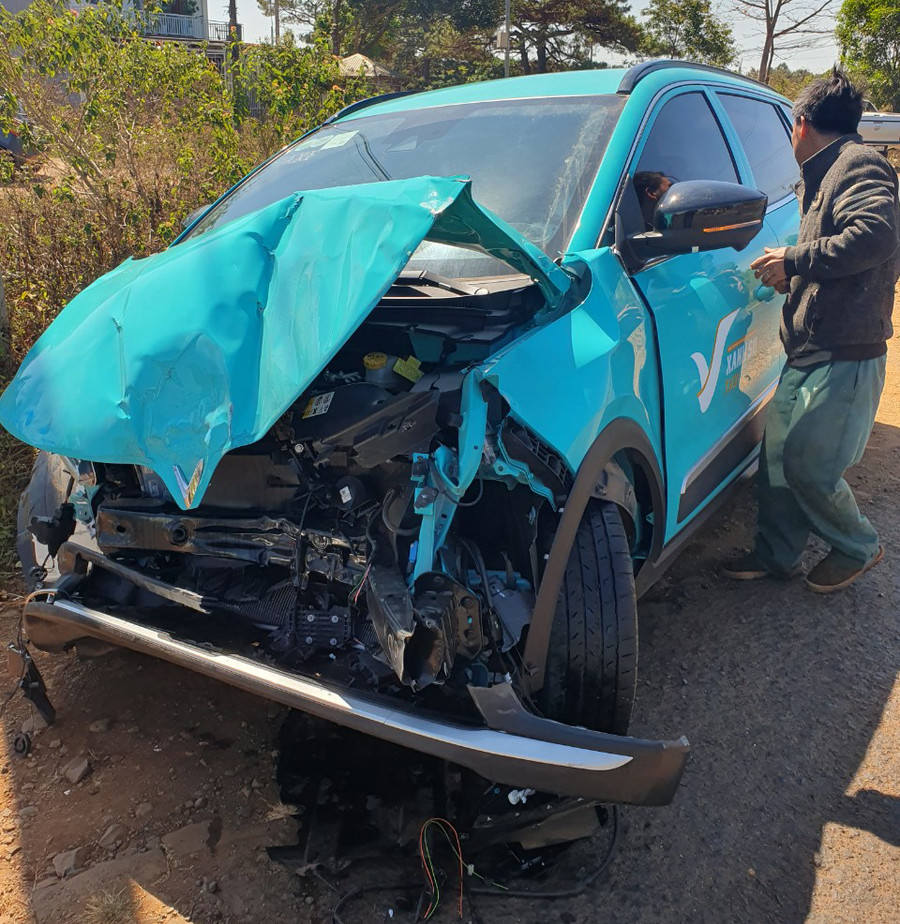 Cú va chạm mạnh khiến xe ô tô con bị biến dạng phần đầu. Ảnh: V.Q Cú va chạm mạnh khiến xe ô tô con bị biến dạng phần đầu. Ảnh: V.Q
