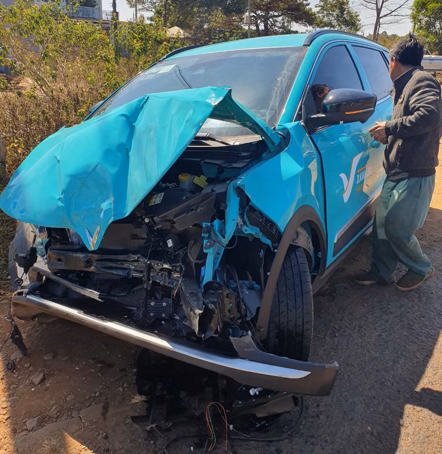 Cú va chạm mạnh khiến xe ô tô con bị biến dạng phần đầu. Ảnh: V.Q