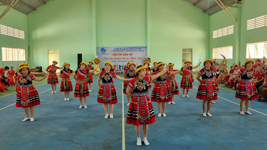 Đội thi xã Nghĩa Hòa thể hiện phần thi dân vũ. Ảnh: H.P Đội thi xã Nghĩa Hòa thể hiện phần thi dân vũ. Ảnh: H.P