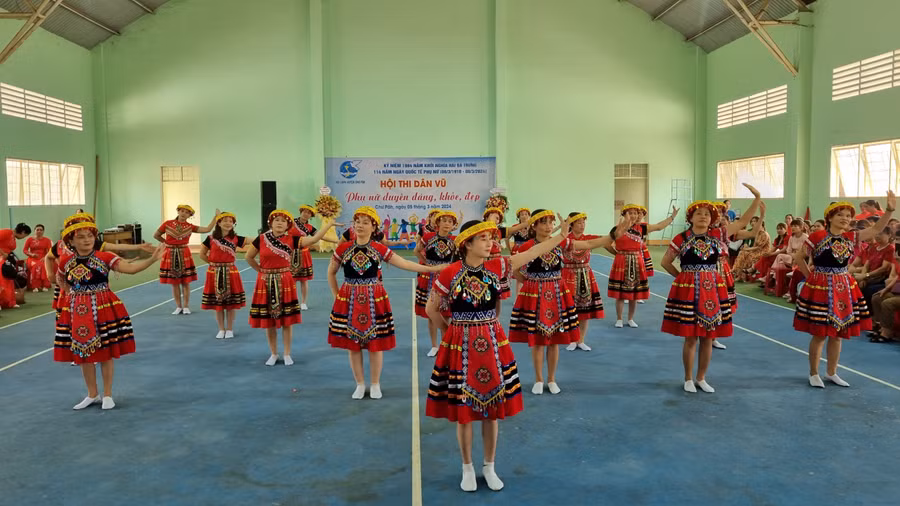 Đội thi xã Nghĩa Hòa thể hiện phần thi dân vũ. Ảnh: H.P