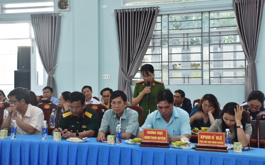 Đại diện các ban ngành của huyện giải đáp những thắc mắc mà đoàn viên, thanh niên nêu ra. Ảnh: H.P Đại diện các ban ngành của huyện giải đáp những thắc mắc mà đoàn viên, thanh niên nêu ra. Ảnh: H.P