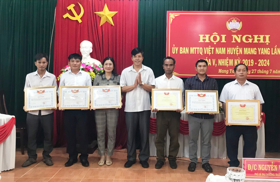 Ông Đinh Ngọc Hải-Phó Chủ tịch Ủy ban MTTQ Việt Nam tỉnh trao tặng bằng khen cho các tập thể, cá nhân có thành tích xuất sắc trong công tác Mặt trận năm 2022. Ảnh: Minh Hiển